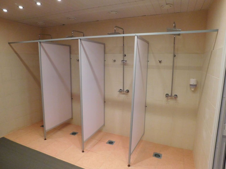 Душевые кабинки в спортзале