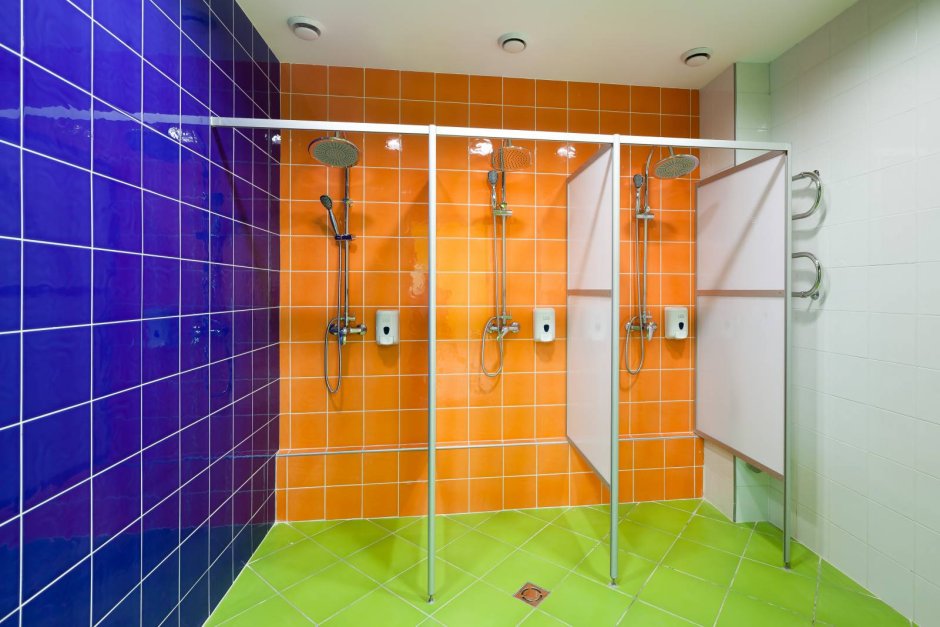 Душевые кабинки в школе