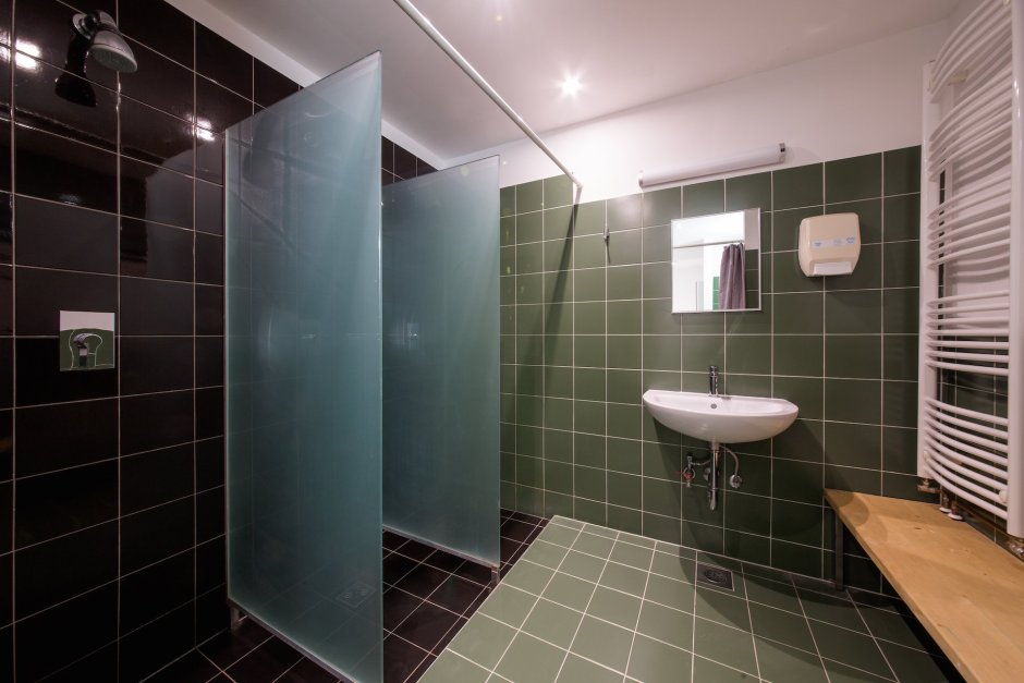 Душевая комната в хостеле
