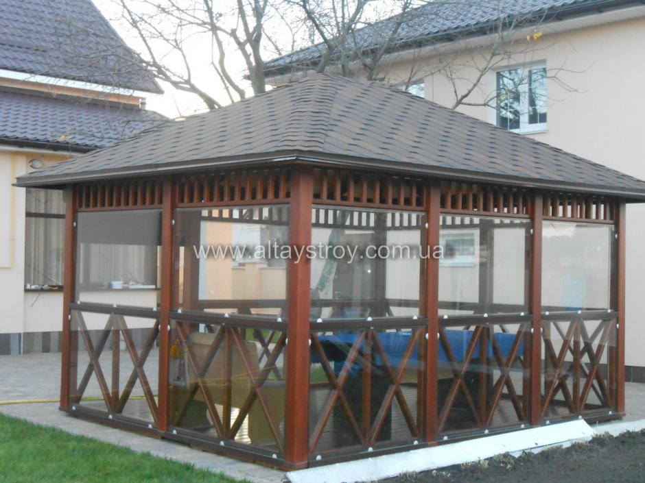 Бревенчатая беседка обшитая поликарбонатом