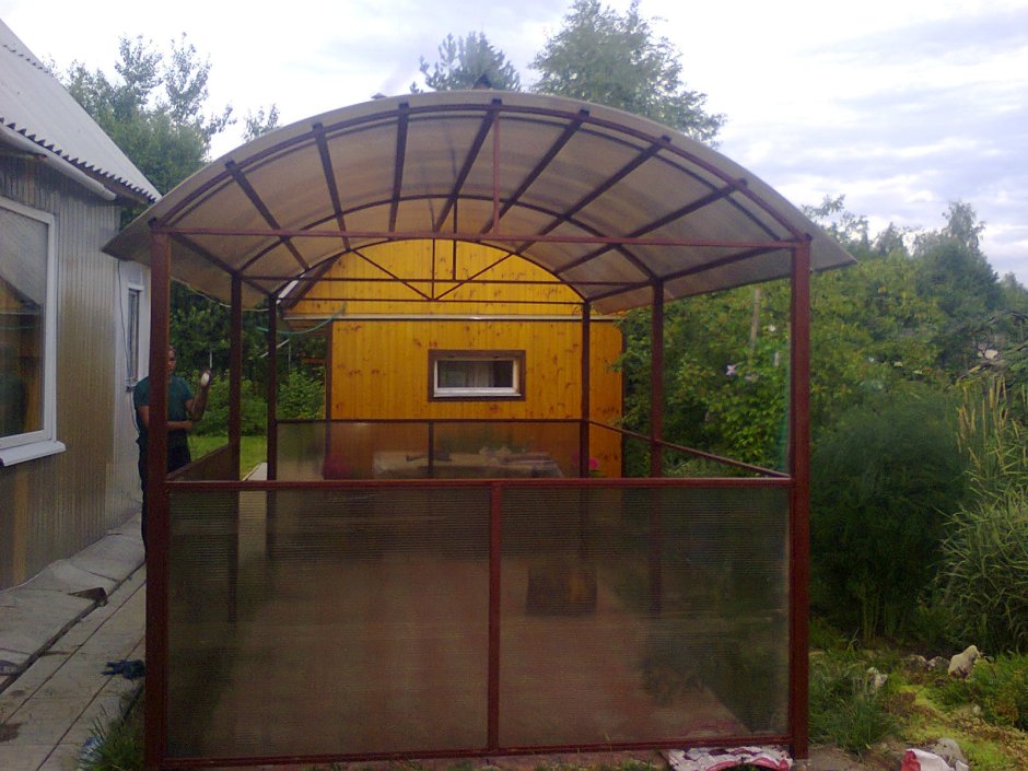Беседка с коричневым поликарбонатом