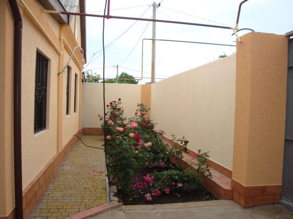 Забор оштукатуренный короедом