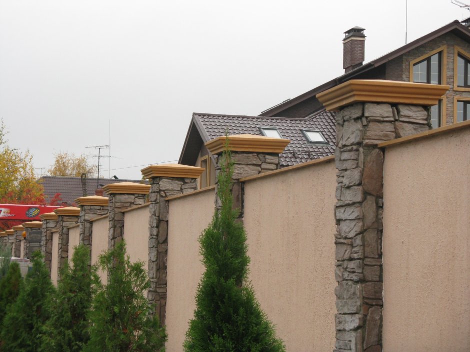 Оштукатуренный забор