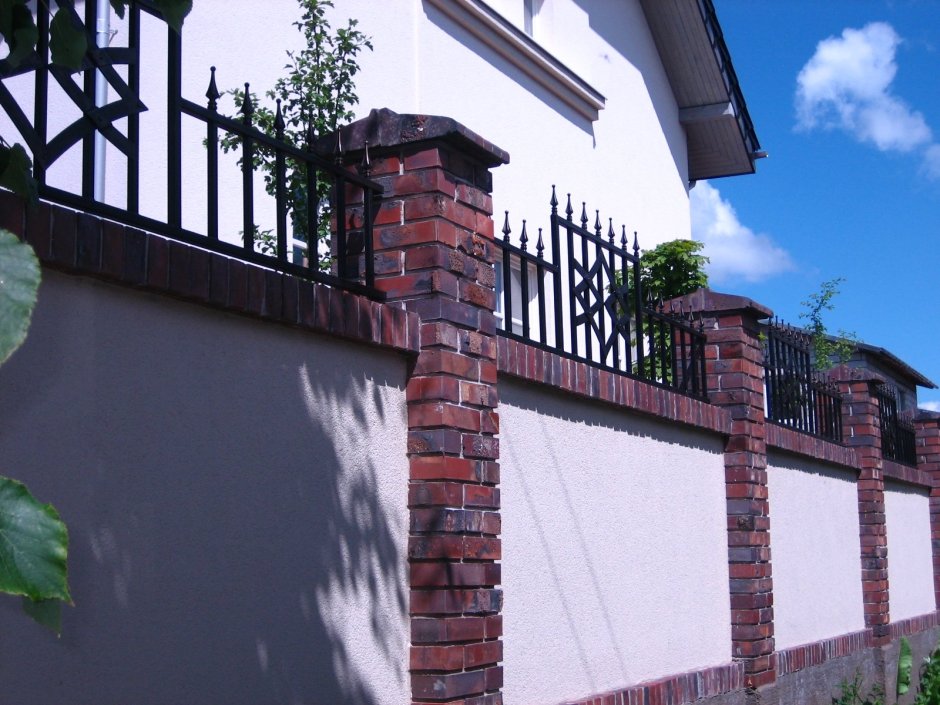 Отфтукатуренный кирпичный забор