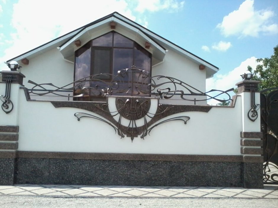 Оштукатуренный забор с ковкой