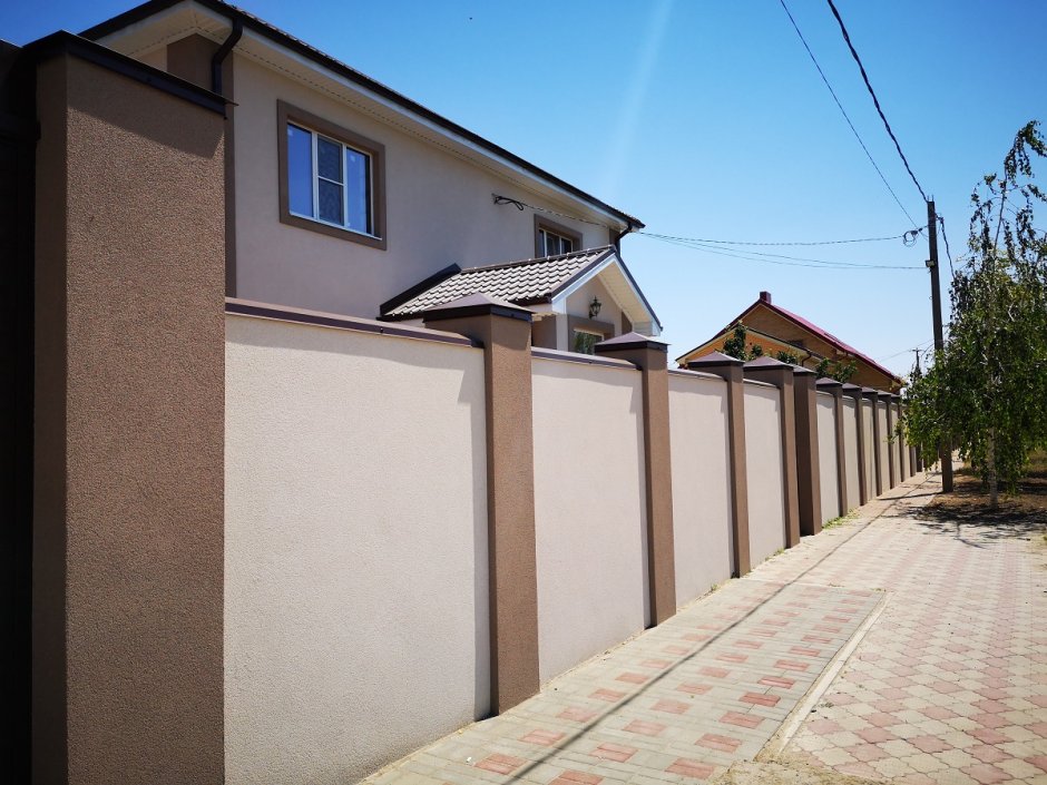 Отделка забора декоративной штукатуркой