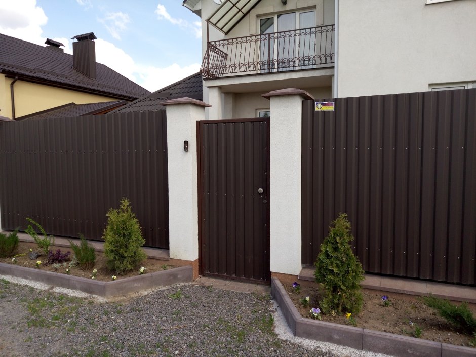 Оштукатуренный забор