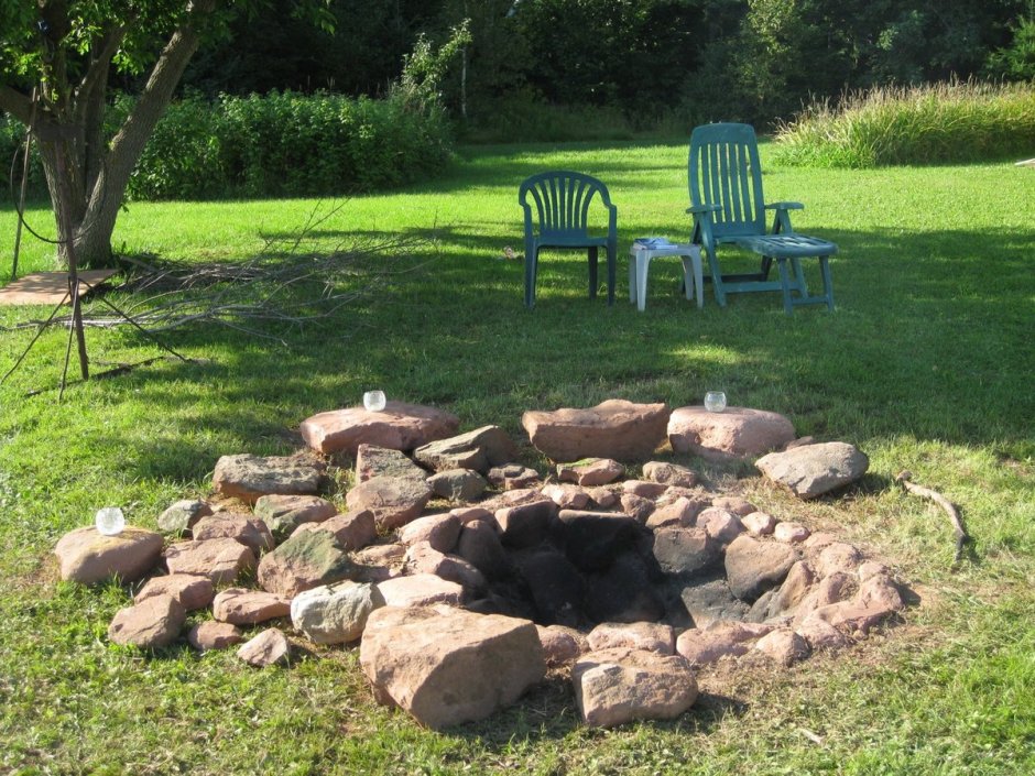 Костровище на даче из камня