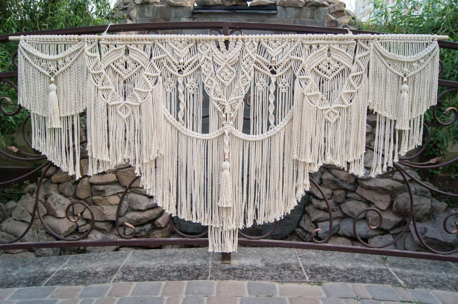 Арка макраме на фоне дома