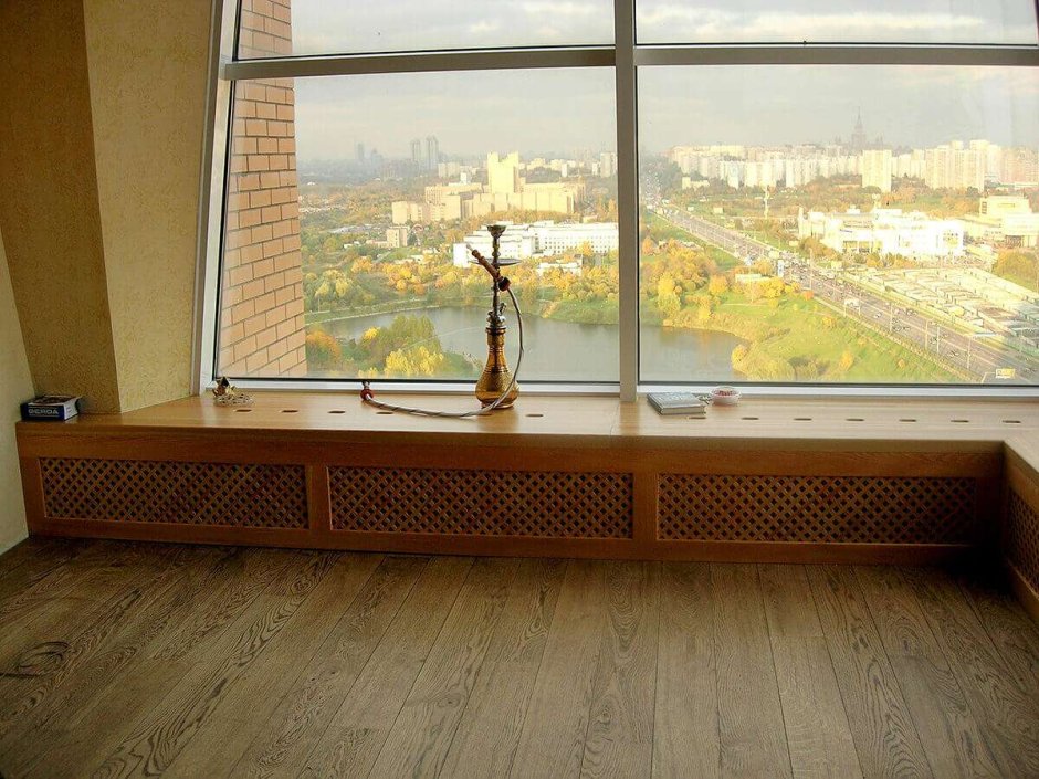 Окно с деревянным подоконником