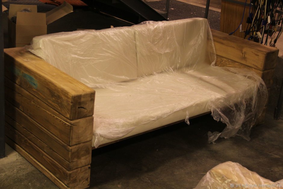 Диван из массива в стиле лофт