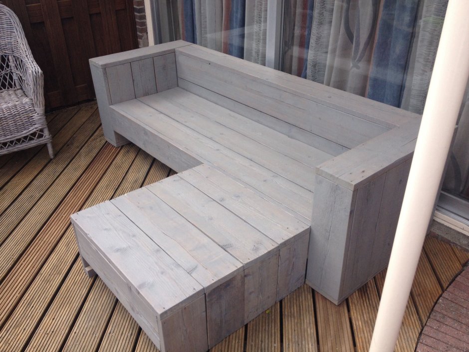 Диван из досок
