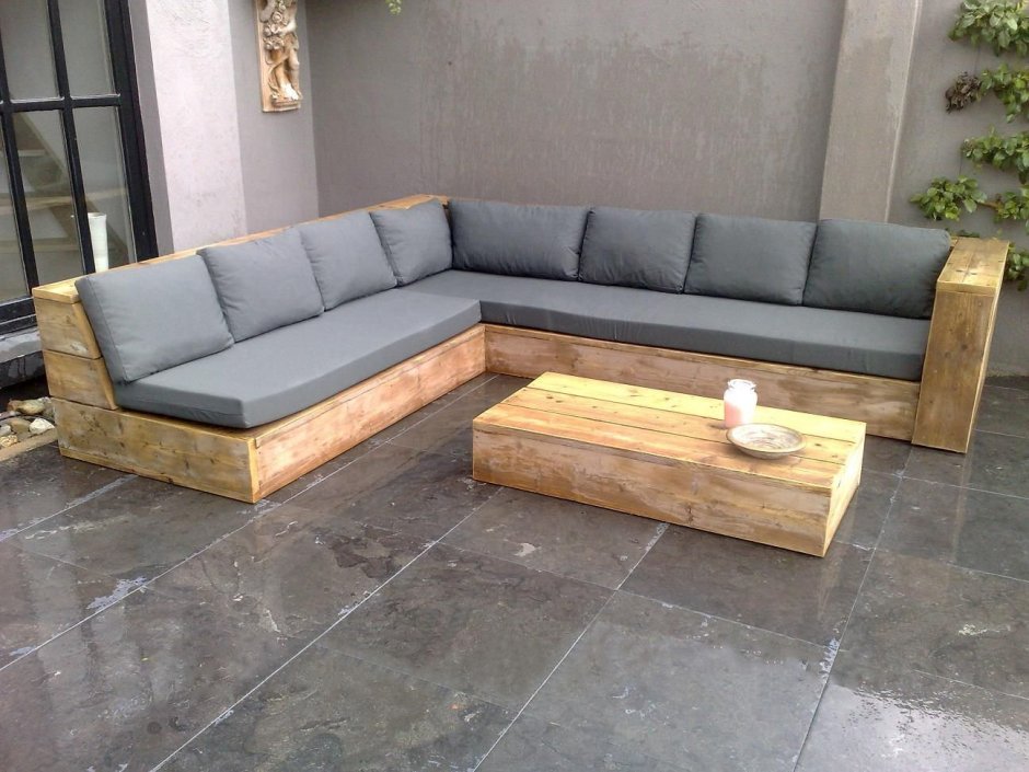 Угловой диван из брусков