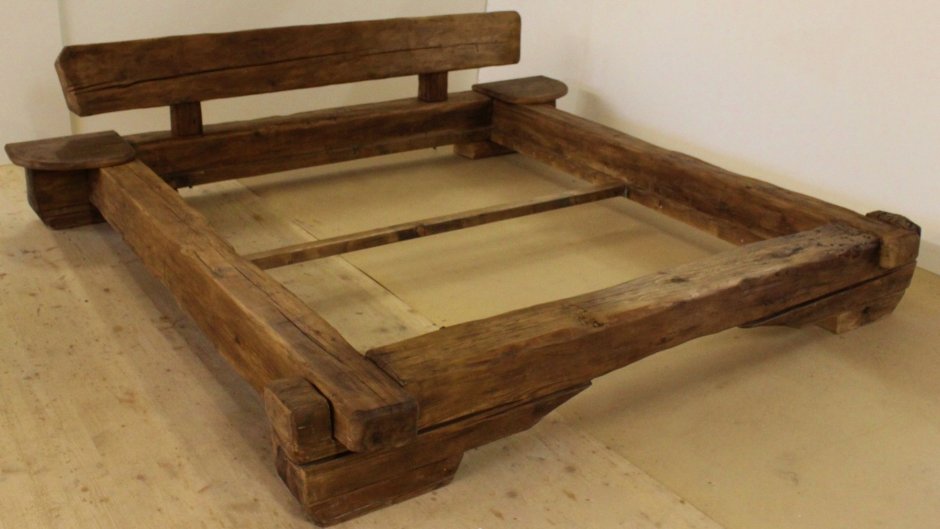 Деревянная кровать из бруса