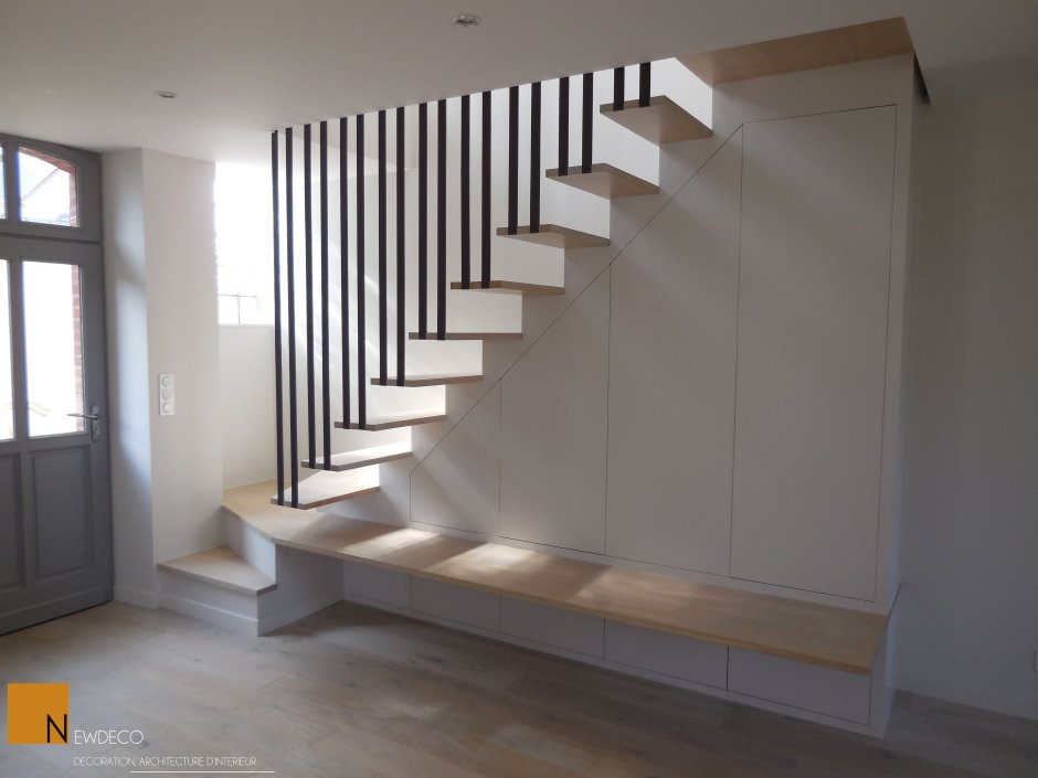 Рейки под лестницей