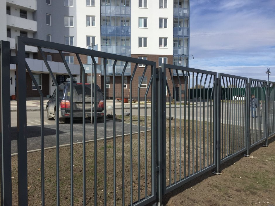Заборы для многоквартирных домов