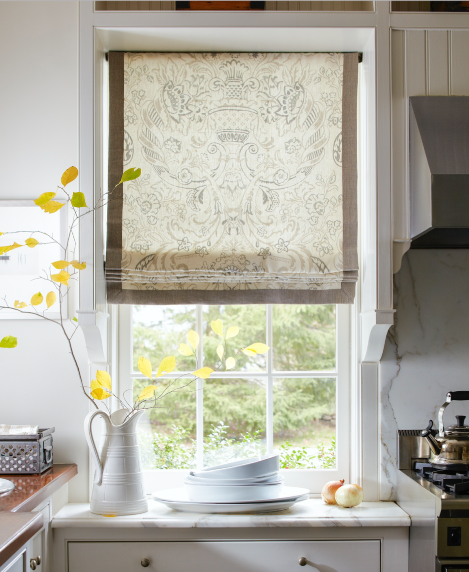 Полупрозрачные римские шторы для кухни