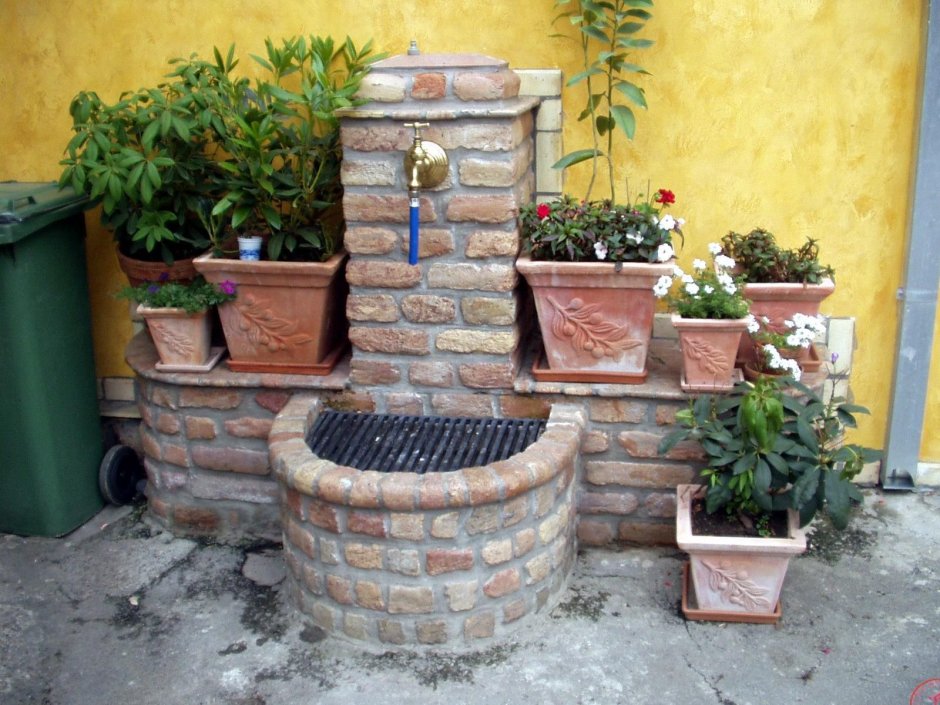 Декоративный кран во дворе