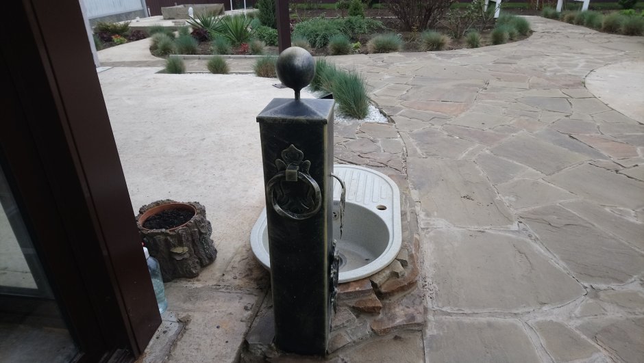 Кран во дворе из камня