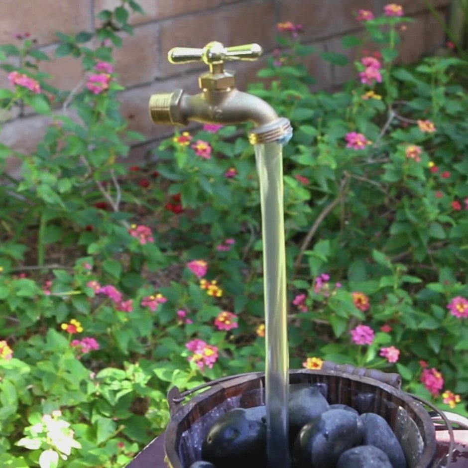 Водопроводный кран в саду