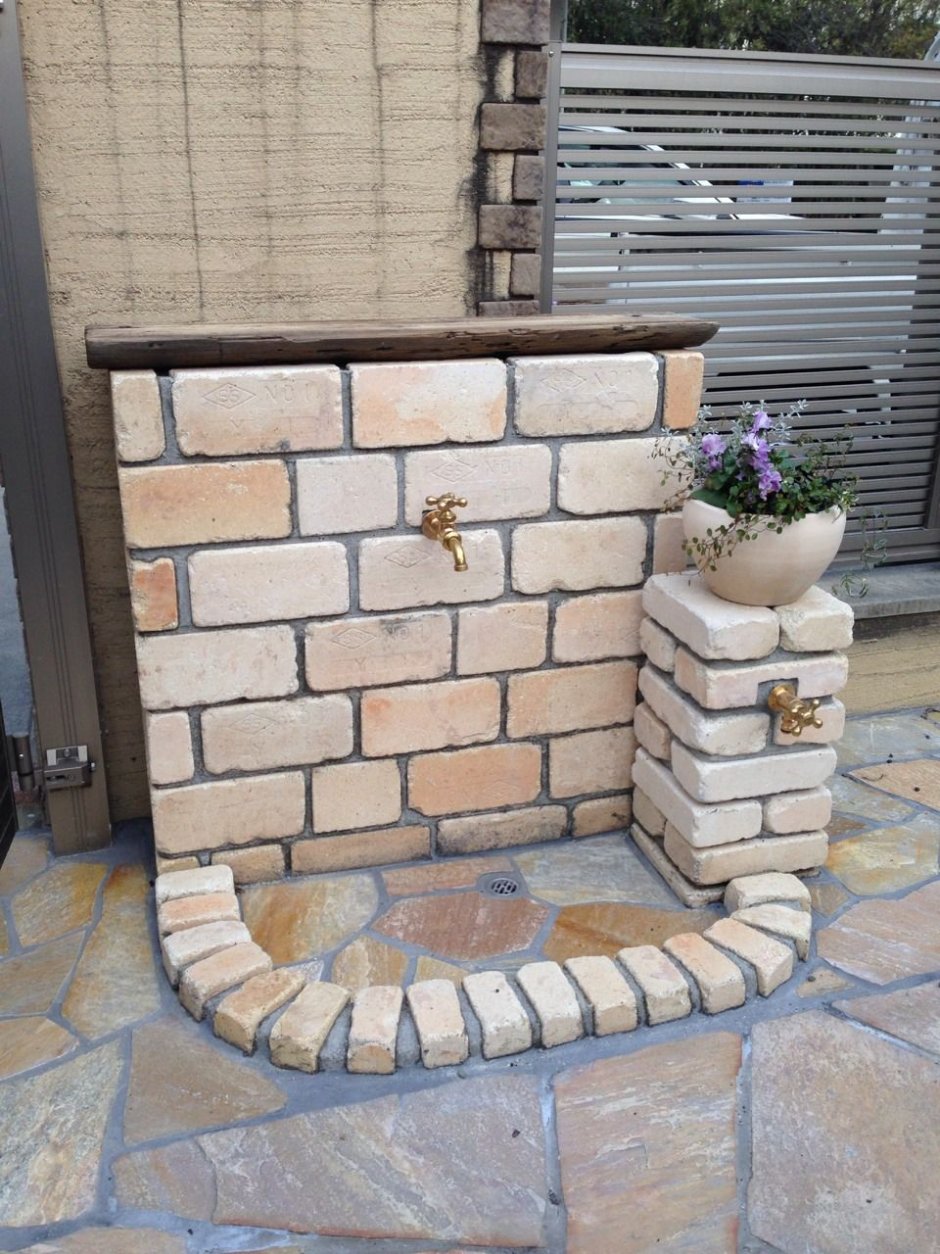 Декоративный кран во дворе