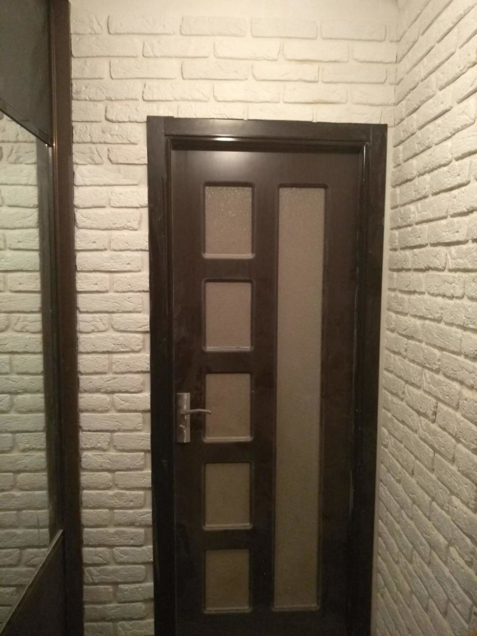 Кирпич вокруг двери