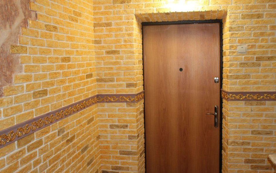 Отделка дверей кирпичиками