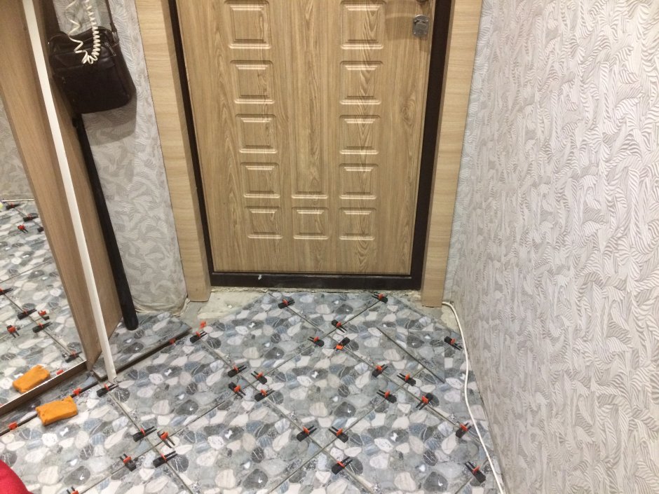 Плитка в прихожей у входной двери