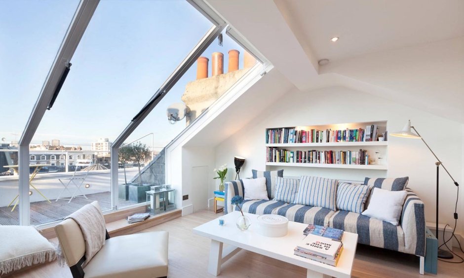 Комната с окном на крыше