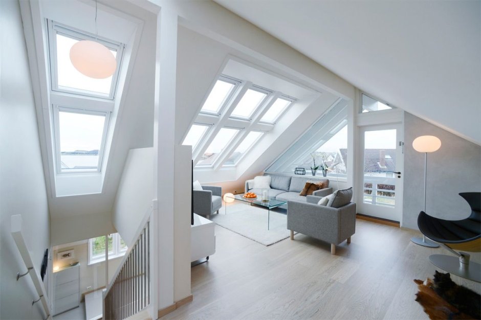 Белая жилая мансарда роскошная