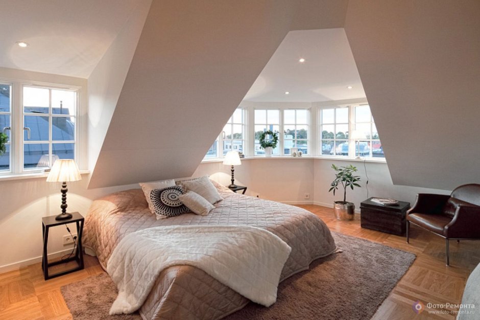 Спальня на мансарде с балконом