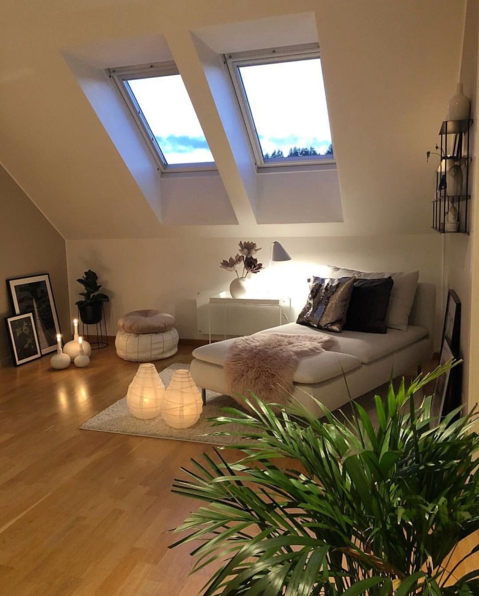 Спальня с мансардными окнами