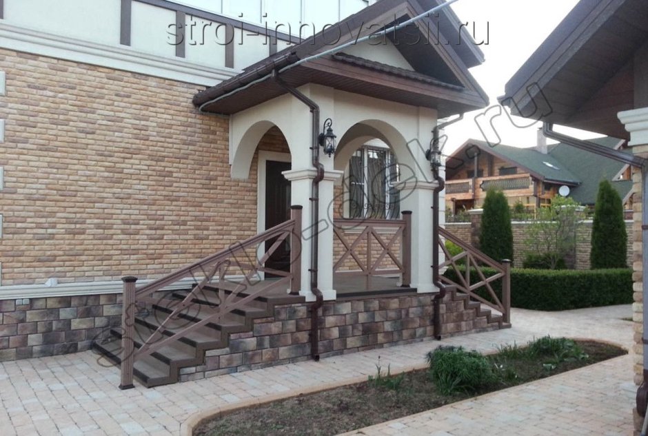 Входная группа для частного дома с высоким цоколем