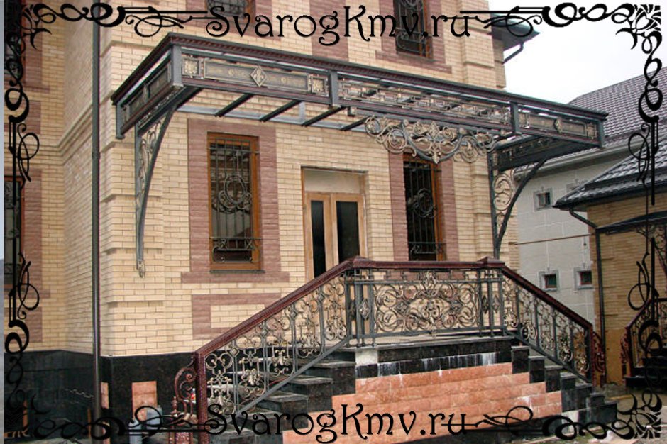 Крыльцо с двумя лестницами