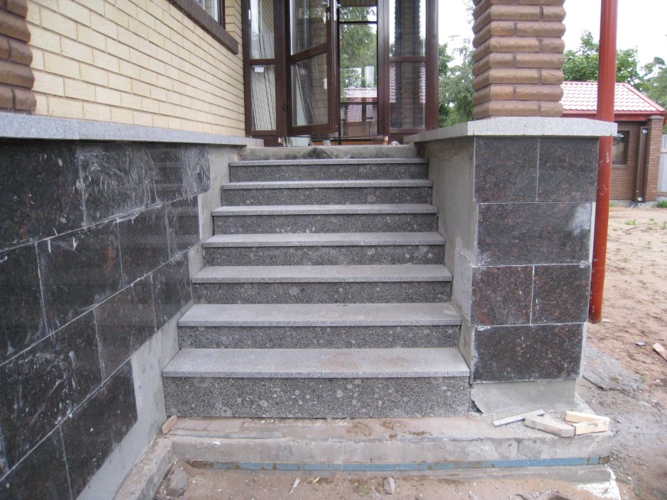 Крыльцо с высоким цоколем