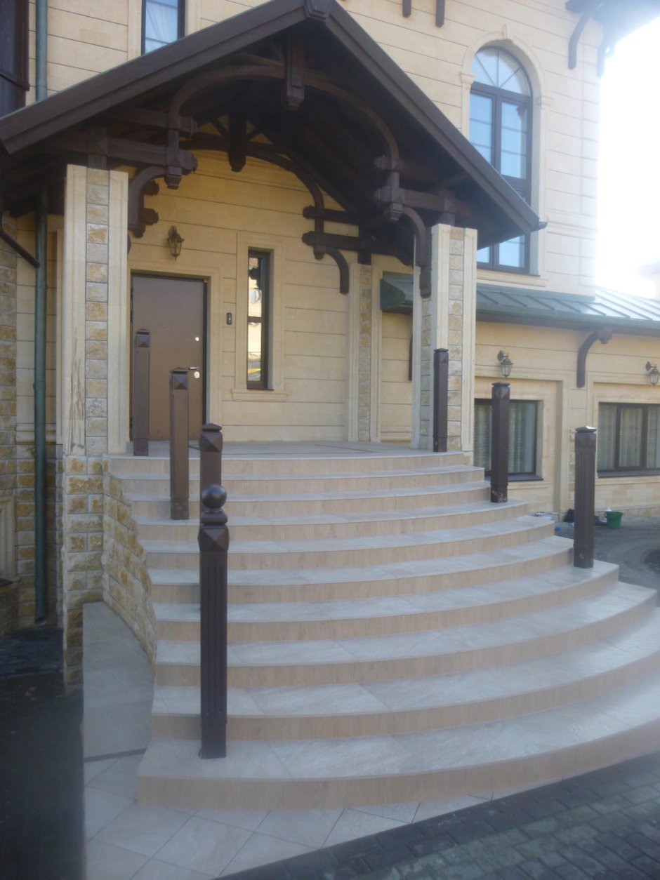 Лестница входная в дом