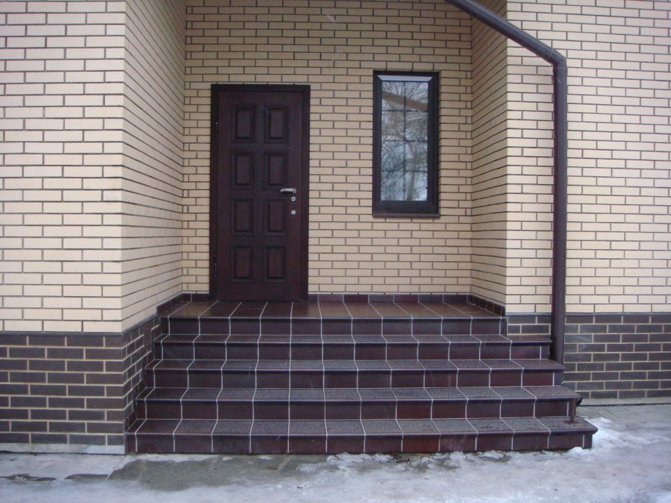 Плитка на крыльце частного дома