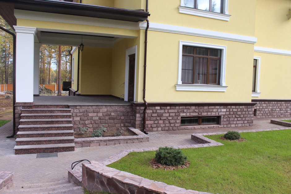 Отделка цоколя и крыльца