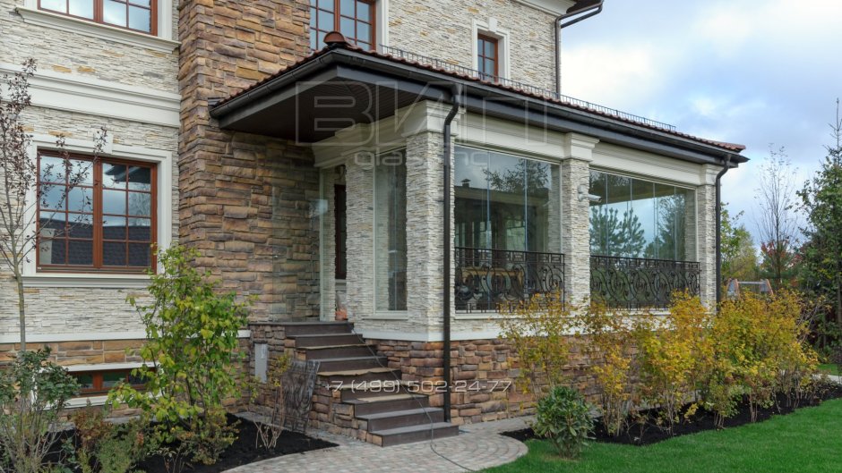 Застекленная веранда с высоким цоколем