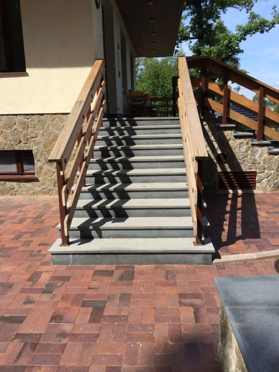 Отделка высокого крыльца