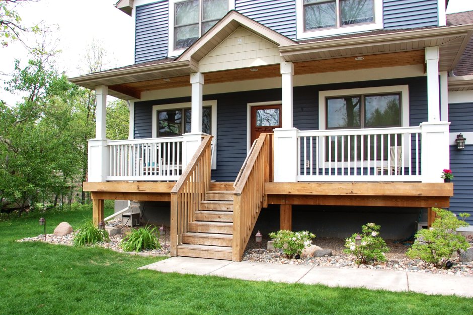 Деревянное крыльцо с террасой