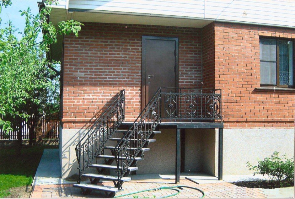 Крыльцо с высоким цоколем