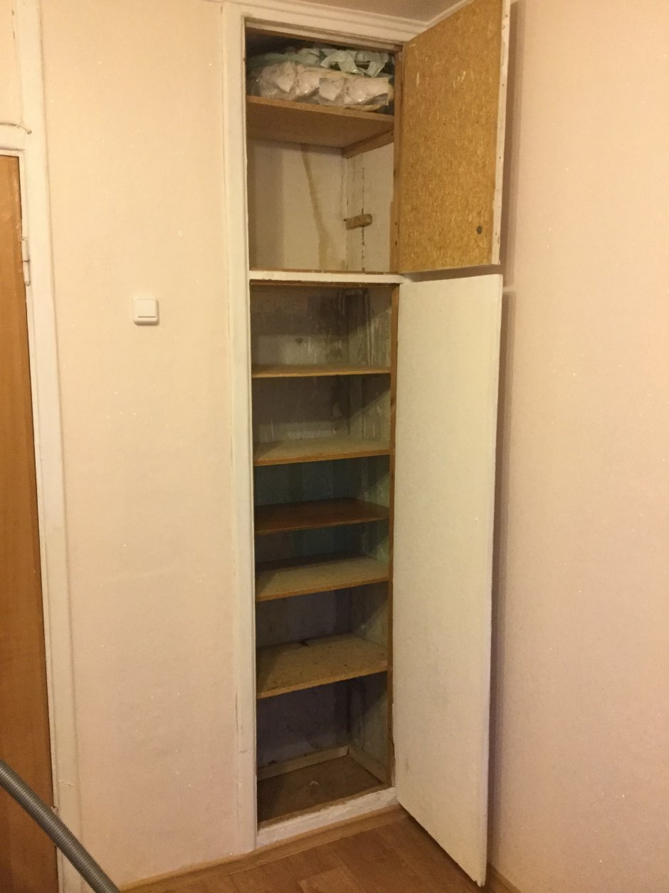 Шкаф в нишу в прихожей