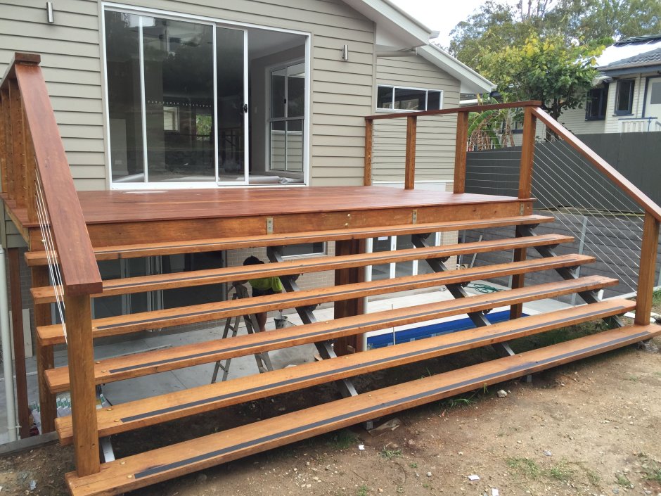 Широкая лестница на террасу