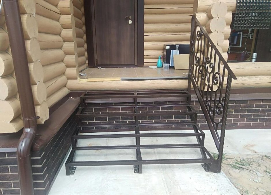 Крыльцо к деревянному дому из металла