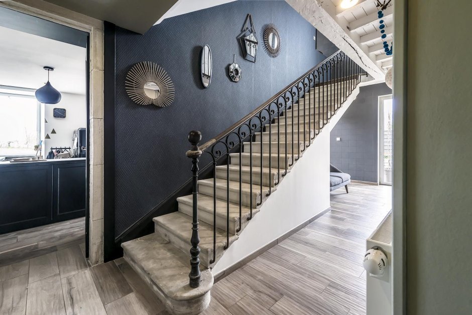 Прихожая с лестницей в стиле лофт