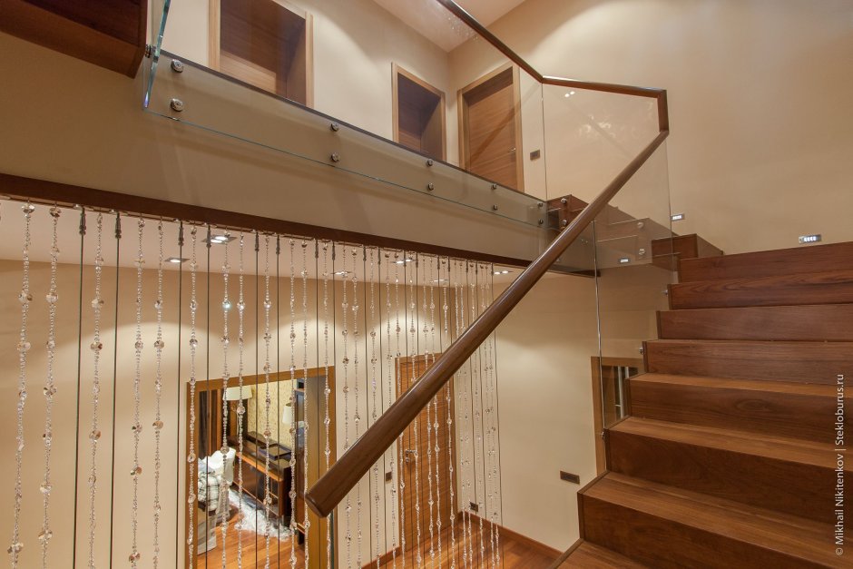 Цельностеклянные ограждения с деревянным поручнем