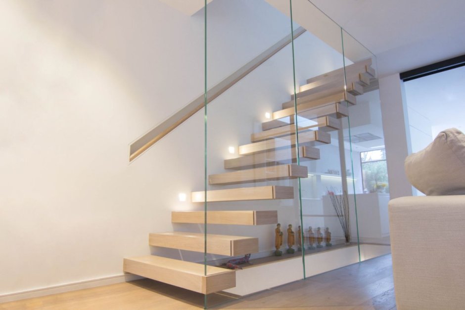 Подсветка стеклянного ограждения лестницы