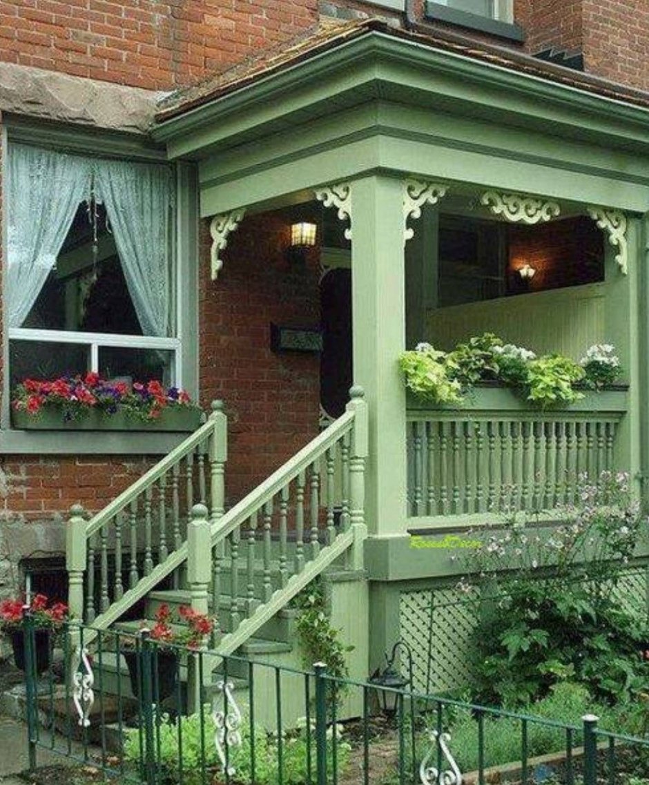 Зеленый дом с крыльцом