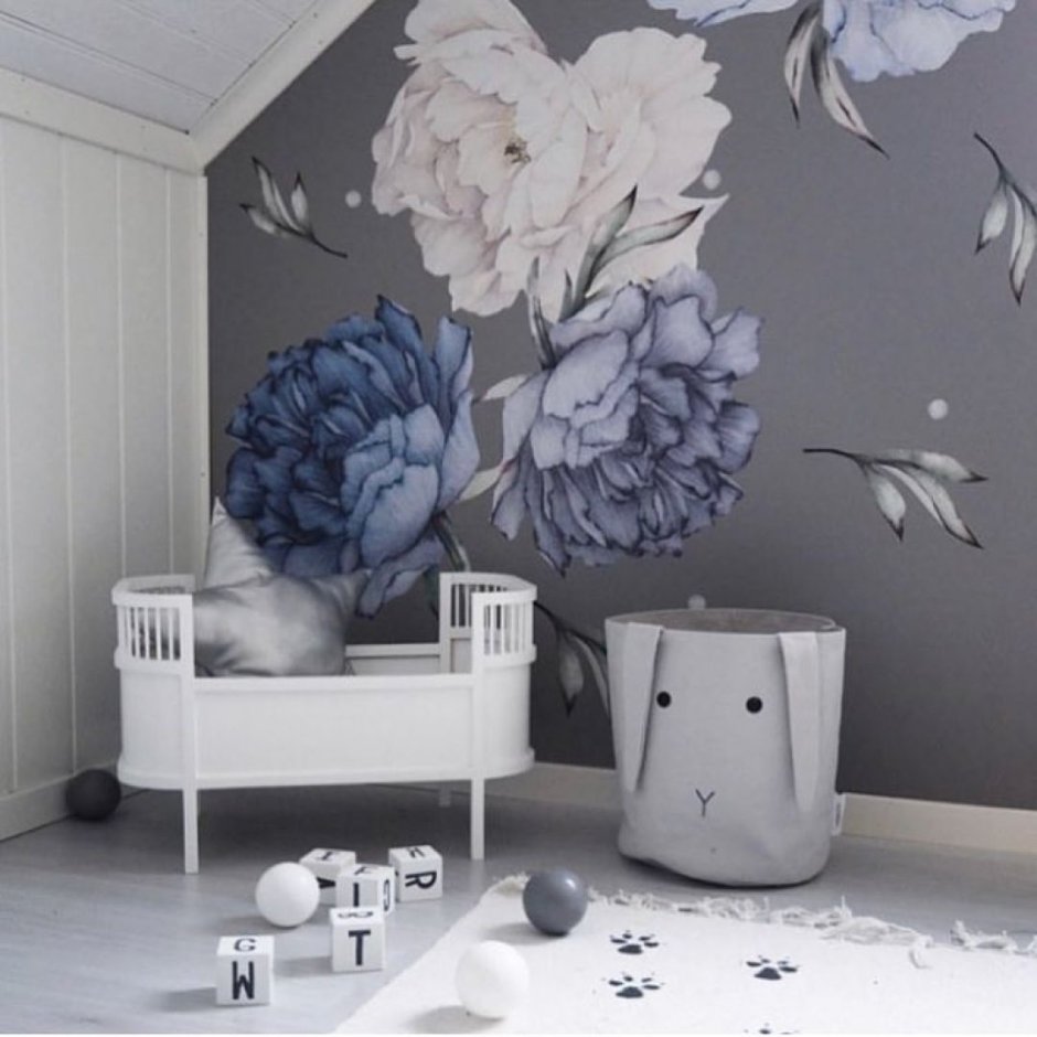 Пионы на стене в интерьере